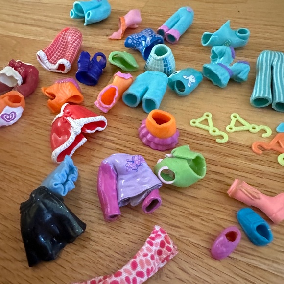 Polly Pocket 2003 Carrying Case and Dolls and Accessories - Picture 15 of 16